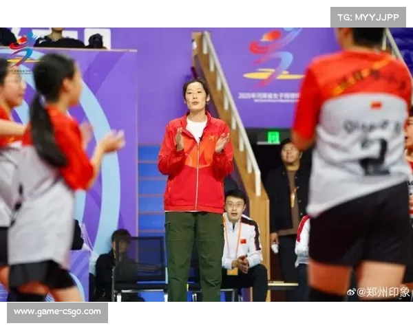 朱婷指导小球员技术,榜样力量无穷